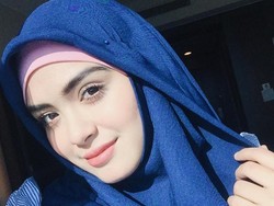 Bikin Polling di Instagram, Vebby Palwinta akan Jual Baju Nyentrik