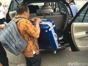 KPK Bawa 3 Koper Usai Geledah Kantor Fredrich Yunadi KPK Bawa 3 Koper Usai Geledah Kantor Fredrich Yunadi