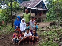 Sekolah Kolong Rumah dan Cerita 90 Persen Warga Kampung Buta Huruf