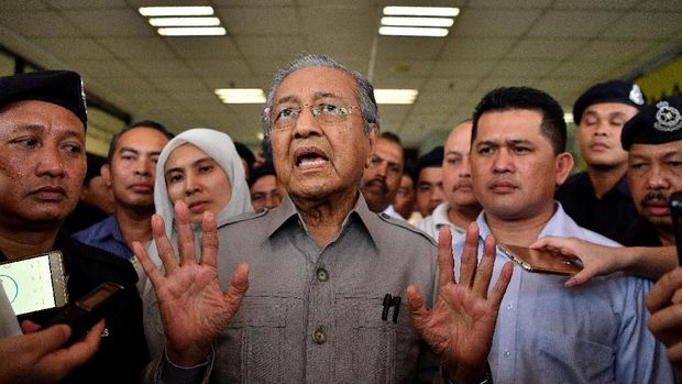 Keberadaan Mahathir dianggap bisa mempersulit upaya Najib kembali berkuasa. 