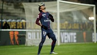 Neymar pun kemudian berlaga bak sedang berusaha menjaga sepatu agar tetap di jidat -- seperti yang biasa dilakukan dalam aksi freestyle kendatipun itu tentu saja dilakukan dengan bola. Konon ini bentuk tribute untuk Ronaldo dari Brasil yang pernah bergaya serupa. (Foto: Benoit Tessier/REUTERS)