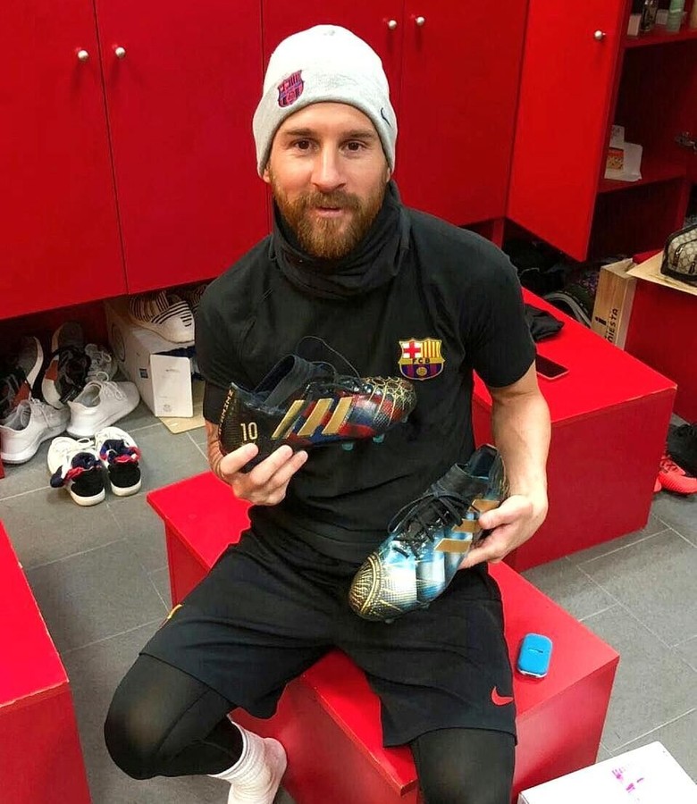 Kisah Hidup Messi Dalam Sepasang Sepatu Bola Kisah Hidup Messi Dalam Sepasang Sepatu Bola