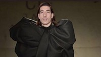Ejekan untuk Bellerin datang dari eks pemain Manchester United, Rio Ferdinand. Dia berkicau gaya Bellerin memperagakan baju. (Foto: dok.Twitter)
