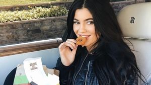 5 Foto Cara Kylie Jenner Tutupi Kehamilan Selama 9 Bulan