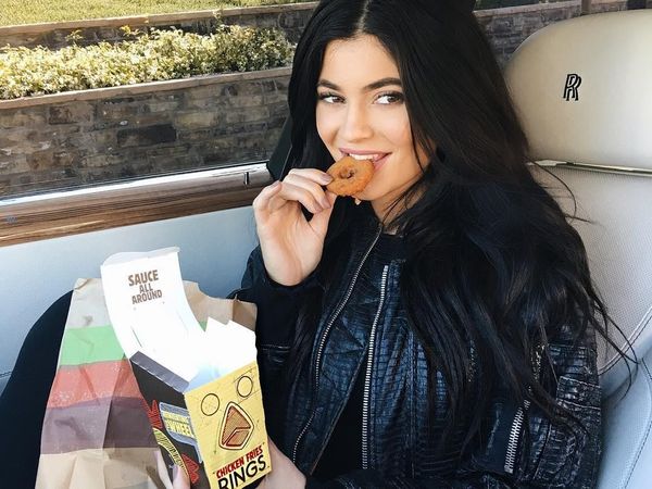 5 Foto Cara Kylie Jenner Tutupi Kehamilan Selama 9 Bulan