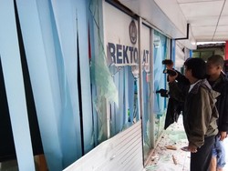 Mahasiswa Unsat Makassar Obrak-abrik Kampus, Kaca-kaca Pecah