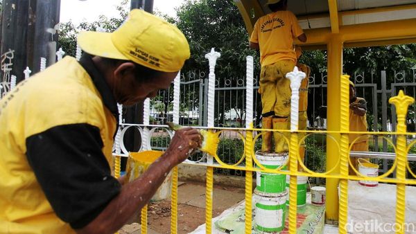Halte Bus Duren Tiga Kuning Mengkilau