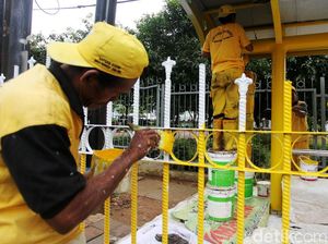 Halte Bus Duren Tiga Kuning Mengkilau
