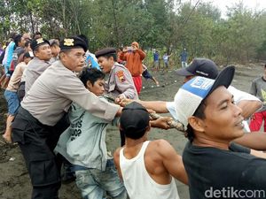 Kapal Nelayan Digulung Ombak di Perairan Pemalang, 2 Orang Hilang