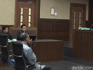 Nangis Baca Pleidoi, Penyuap Eks Panitera PN Jaksel Mengaku Salah