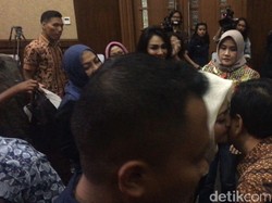 Ny Deisti Cium Pipi Novanto Setelah Sidang e-KTP
