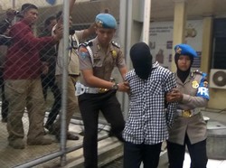Prarekonstruksi Pembunuhan Sekeluarga, Ridwan Peragakan 100 Adegan