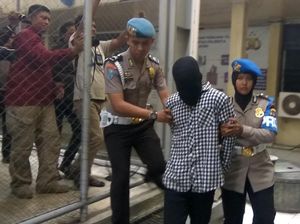 Ditangkap di Bandara, Mau ke Mana Ridwan Usai Bunuh Sekeluarga? Ditangkap di Bandara, Mau ke Mana Ridwan Usai Bunuh Sekeluarga?