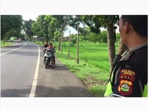 Kids Zaman Now Pura-pura Motor Rusak untuk Hindari Tilang Kids Zaman Now Pura-pura Motor Rusak untuk Hindari Tilang