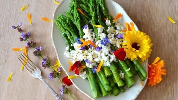 Wah! 9 Makanan Ini Makin Cantik Karena Ditambah Edible Flower