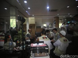 KPK Geledah Kantor Fredrich Yunadi
