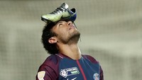 Pemain asal Brasil tersebut bukan cuma merayakan golnya dengan rekan-rekan satu tim. Neymar juga memperlihatkan selebrasi tak biasa: ia meletakkan sepatunya di jidat. (Foto: Benoit Tessier/REUTERS)