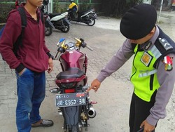 Pasang Pelat Nomor Terbalik, Pemotor Ini Ditilang
