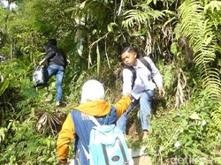 Jalan Putus, Pelajar di Banjarnegara Ini Terpaksa Jalan Kaki 3 Km