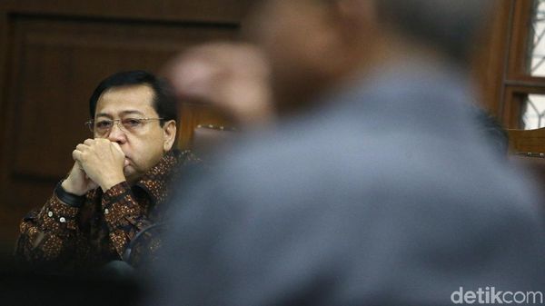 Jalani Sidang, Novanto Khusyuk Dengarkan Saksi