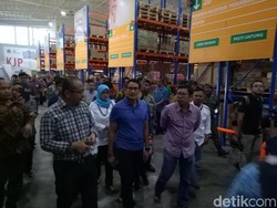Sandiaga Cek Stok Sembako Penerima KJP di Pasar Induk Kramat Jati