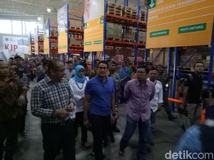 Sandiaga Cek Stok Sembako Penerima KJP di Pasar Induk Kramat Jati Sandiaga Cek Stok Sembako Penerima KJP di Pasar Induk Kramat Jati