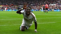 Perayaan gol Bafetimbi Gomis ini mungkin dimaksudkan sebagai penggambaran ulang akan kebuasan, tapi barangkali justru mengingatkan para penonton akan adegan di film horor. (Foto: Stu Forster/Getty Images)