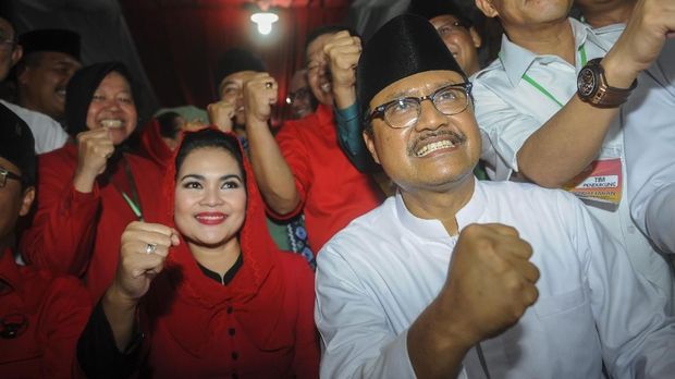 Pasangan calon Gubernur-Wakil Gubernur Jawa Timur Saifullah Yusuf (kanan)-Puti Guntur Soekarno (kedua kiri), Surabaya, Rabu (10/1).