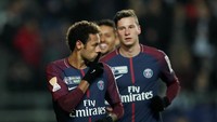 Neymar tak membuang kesempatan dan berhasil menyarangkan bola dari titik 12 pas untuk membuat PSG unggul 1-0 atas Amiens. (Foto: Benoit Tessier/REUTERS)