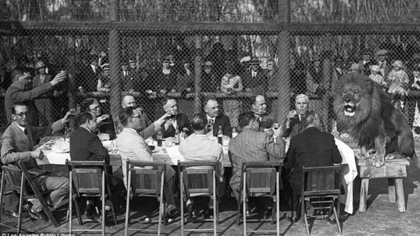 Foto Hitam Putih, Pelatihan Singa Tahun 1920-an