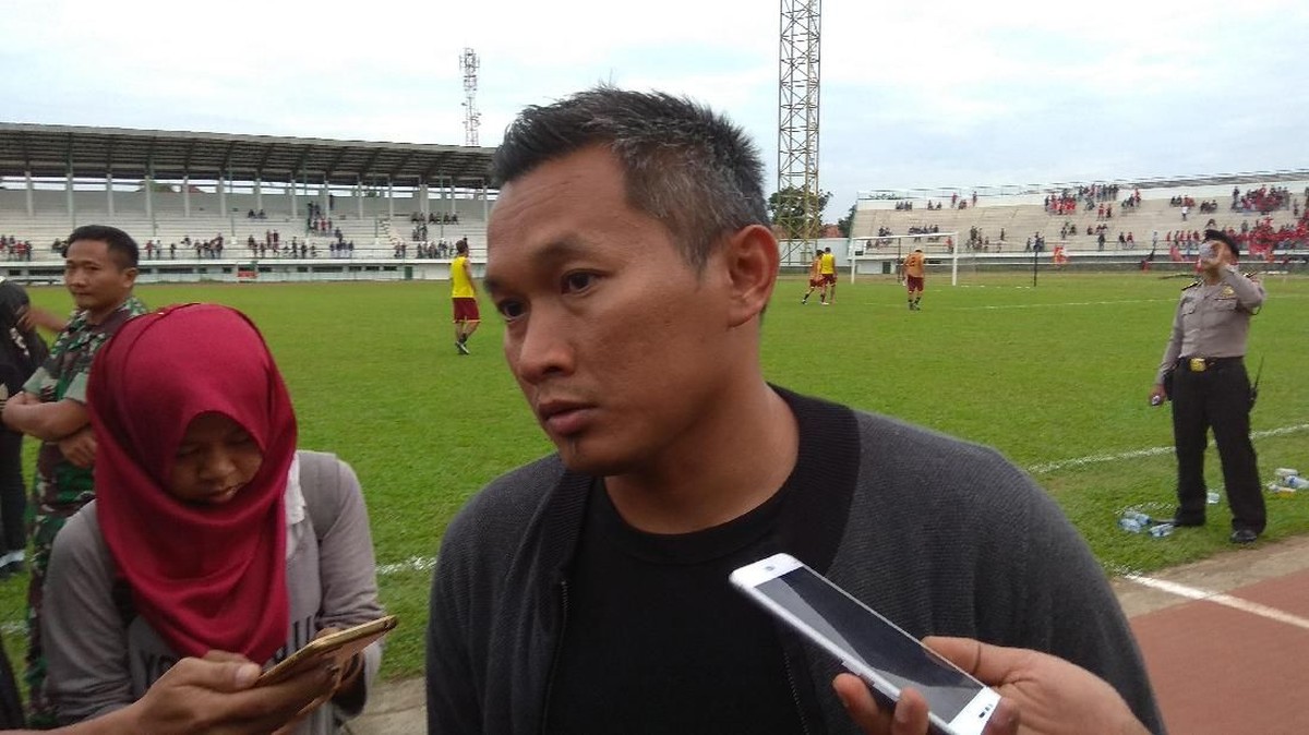 Pelatih Timnas Wanita Indonesia, Rudy Eka Priyambada, mengungkap persiapan ke Piala Asia dan mimpi ke Piala Dunia. (Foto: Luthfiana Awaluddin/detikSport)