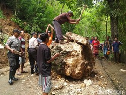 Longsor Batu Besar di Trenggalek Tutup Jalan Antar Kecamatan