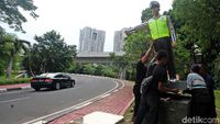 Pemasangan Patung Polisi di Bundaran Semanggi