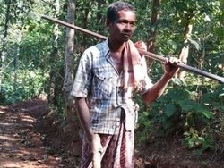 Hanya Bermodal Kapak, Pria Ini Bangun Sendiri Jalan untuk Anaknya