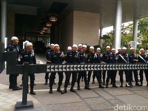 Sambut Massa FPI, Satpam di Kantor Facebook Pakai Peci Sambut Massa FPI, Satpam di Kantor Facebook Pakai Peci