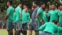 Untuk pemain senior tampak kiper Andritany (Persija), Fachrudin (Madura United), Bayu Pradana (Mitra Kukar), Andik Vermansah, Boaz Salossa (Persipura), dan lerby Eliandry (Borneo FC).
