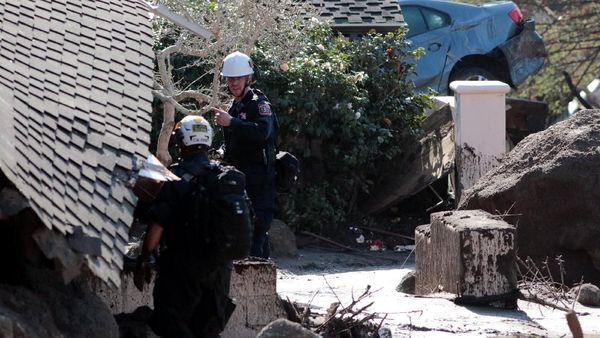 Foto: Pencarian Korban Longsor California di Bawah Reruntuhan