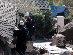 Foto: Pencarian Korban Longsor California di Bawah Reruntuhan