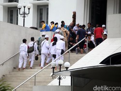 Massa FPI Jumatan di Al Azhar Sebelum Unjuk Rasa di Kantor Facebook