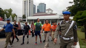 Ketika Sandiaga Bergaya Taktikal Bareng Satpol PP