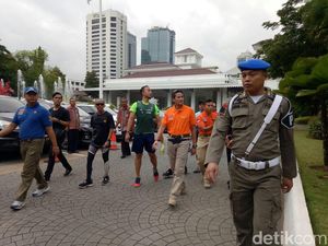 Ketika Sandiaga Bergaya Taktikal Bareng Satpol PP Ketika Sandiaga Bergaya Taktikal Bareng Satpol PP
