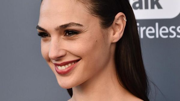 Gal Gadot Tampil Stunning di Critics Choice Awards