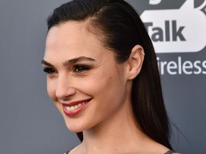 Gal Gadot Tampil Stunning di Critics Choice Awards