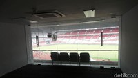 SUGBK juga kini terlihat lebih cantik. Kursi yang berjumlah 78 ribu dengan konsep single seat berkelir Merah Putih tampak harmonis dengan lampu-lampu LED yang dipasang di sekitar lingkaran atas stadion.