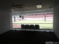 SUGBK juga kini terlihat lebih cantik. Kursi yang berjumlah 78 ribu dengan konsep single seat berkelir Merah Putih tampak harmonis dengan lampu-lampu LED yang dipasang di sekitar lingkaran atas stadion.
