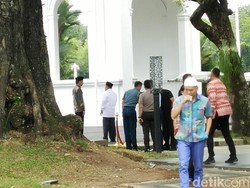 Perbincangan Singkat Jokowi-JK Usai Jumatan di Tengah Isu Reshuffle