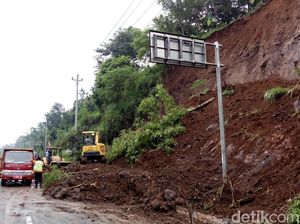 Tebing Longsor di Lingkar Salatiga, Arus Lalin ke Kopeng Dialihkan