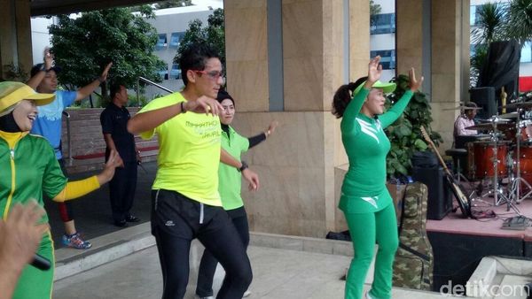 Gaya Sandiaga Senam Sayang Via Vallen di Balai Kota