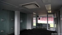 Jika dulu belum ada kursi di royal long dan royal box VVIP, sekarang kursinya sudah terpasang lengkap semua.