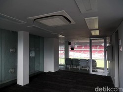 Jika dulu belum ada kursi di royal long dan royal box VVIP, sekarang kursinya sudah terpasang lengkap semua.